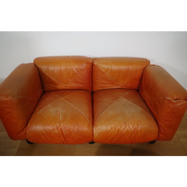 Sofas and Poufs in Orange Leather Marius & Marius by Mario Marenco for Arflex, 1970s, Set of 3 For Sale - Image 9 of 18