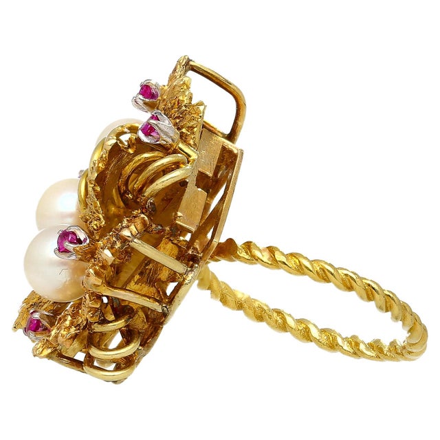 1990s Vintage 5mm Pearl & Ruby Floral Cluster 18k Gold Twisted Shank Cocktail Ring, Size 8 For Sale - Image 5 of 5