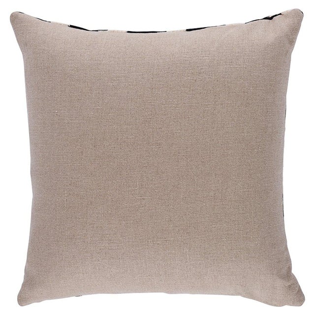 This pillow features Tutsi by David Kaihoi for Schumacher with a Knife Edge finish. A hardwearing yet sophisticated,...