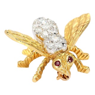 18k Yellow Gold Bee Pin With Ruby Eyes & Diamonds For Sale