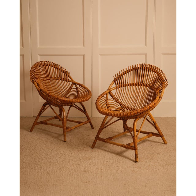 Pair of small bamboo and wicker armchairs from the 1960s. _ Italy The bamboo curved at the backrest gives them volume and...