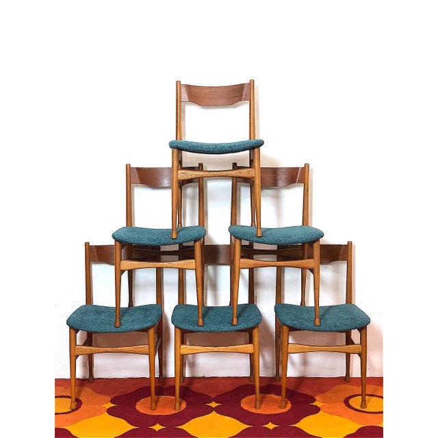 Set of 6 Vintage Chairs from the 1960s. The chairs were made in the 1960s and have been completely restored. The structure...
