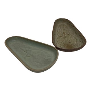 1940s Early Bennington Potters Stylized Muscian Trays- Set of 2 For Sale