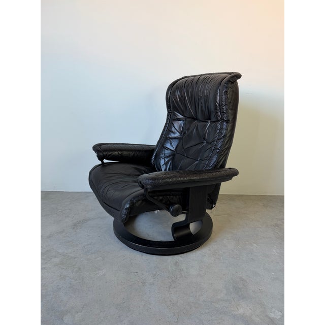1980s Vintage Norwegian Ekornes Stressless Black Leather Recliner Lounge Chair With Ottoman For Sale - Image 5 of 12