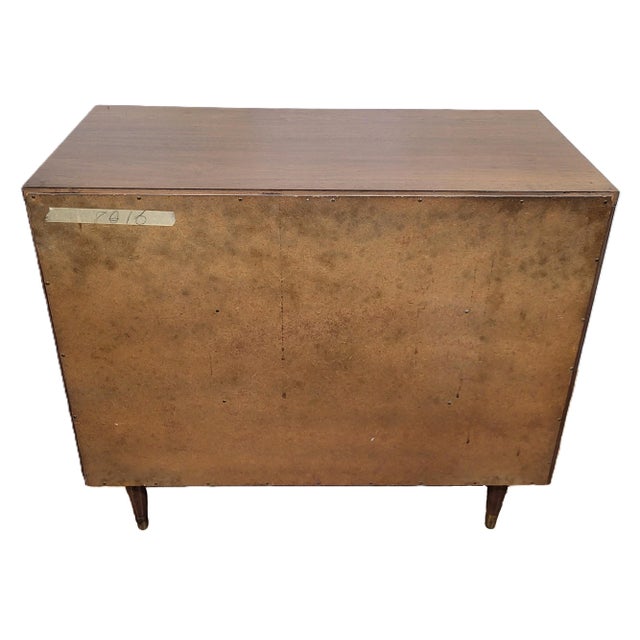 Vintage American Mid-Century Modern Dresser Bachelor Chest by John Stuart For Sale In New York - Image 6 of 17