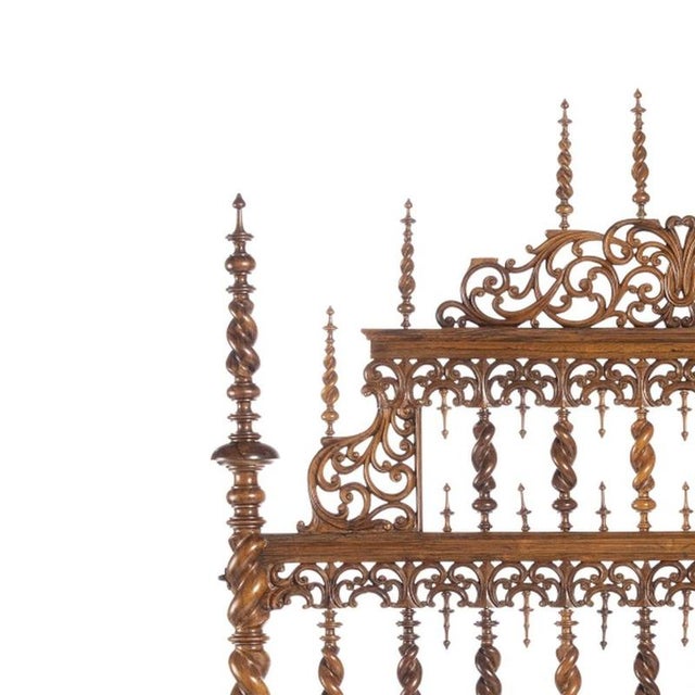 Furniture - Bobbin lace bed; in fine wood - 18th century. Portuguese; 18th century in fine wood. Decorated with bobbin...