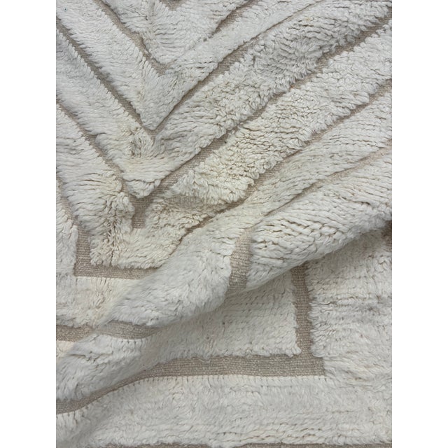 White Vintage Hand-Knotted Moroccan Rug in Wool, 2010s For Sale - Image 8 of 12