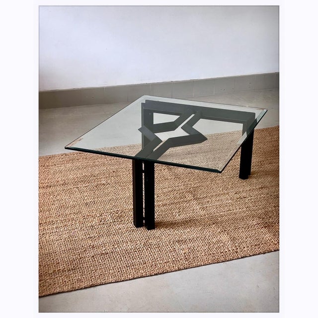 Large and eye-catching coffee table with an originally design. Black metal structure with 3 legs, clearly visible through...
