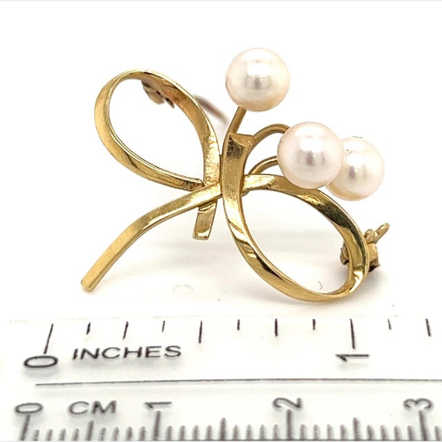 1990s Mikimoto Estate Akoya Pearl Brooch Pin 14k Gold For Sale - Image 9 of 10