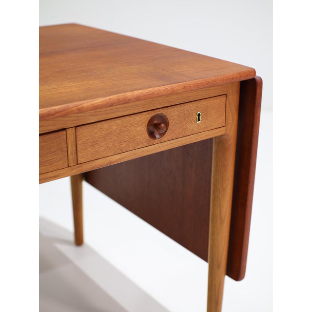 1950s AT-305 Drop-Leaf Desk in Teak and Oak from Hans J. Wegner, Denmark, 1950s For Sale - Image 5 of 18