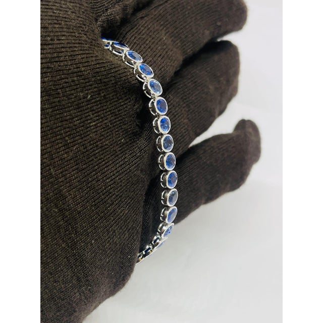 Elegant 18k Gold Blue Sapphire Bracelet, 17.38 Carats For Sale In New York - Image 6 of 10