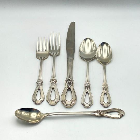 French Vintage Oneida Cube "Toujours" 41-Piece Flatware Set - Service for 6 (Minus 1 Fork, and 1 Spoon) With Serving Pieces 1980s - 41 pcs For Sale - Image 3 of 18