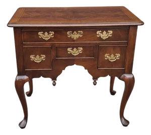 Mid 20th Century Hekman Chippendale Style Cross-Banded Mahogany & Satinwood Inlaid Lowboy Commode