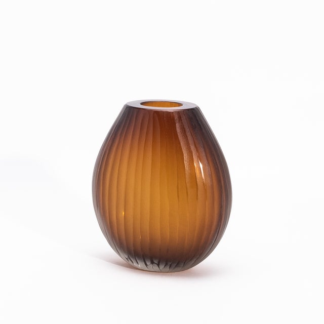 A captivating interplay of artisanal mastery and opulent aesthetics, the Hand-Blown Murano Supreme Vase in Tobacco...