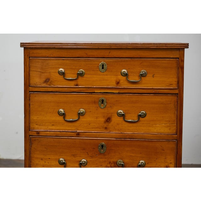 Brown English 19th Century Pine Chest with Three Graduating Drawers and Brass Hardware For Sale - Image 8 of 12