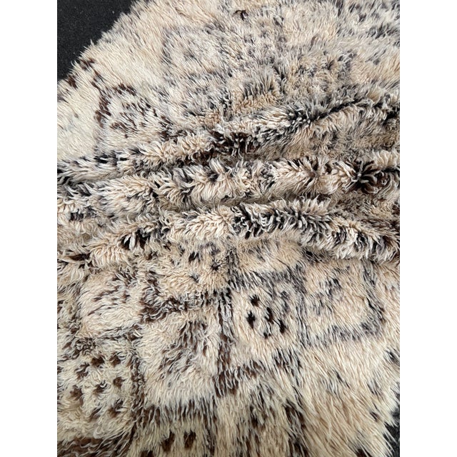 Large Vintage Moroccan Beni Ouarain Marmoucha Rug – Hand Knotted Berber Wool Carpet – Ivory Tribal Atlas Rug For Sale - Image 6 of 12