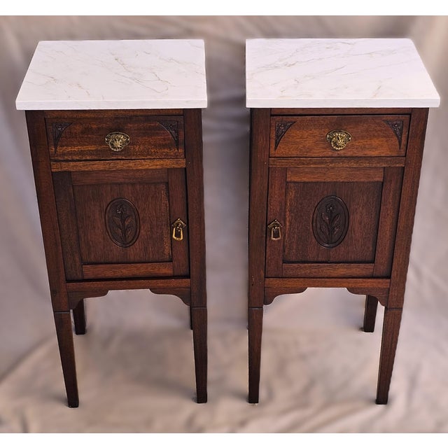 1910s Pair of English Mahogany Nightstands With Carved Floral Doors & Stone Tops For Sale - Image 4 of 18