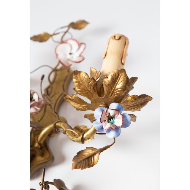 Vintage French Wall Lights in Brass and Porcelain Flowers, 1950s, Set of 2 For Sale - Image 3 of 12