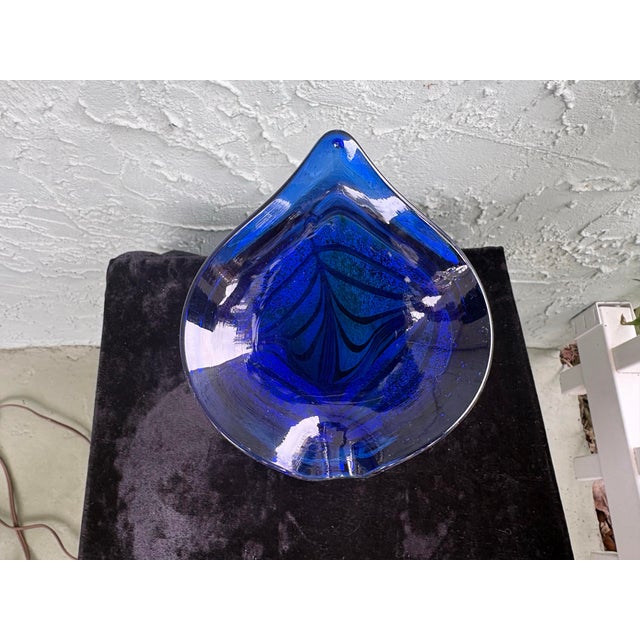 Vintage Bohemian Cobalt Blue Pulled Feathered Handblown Art Glass Vase 9.75” For Sale In Orlando - Image 6 of 7