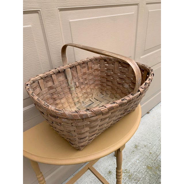 Antique Early 20th Century American Splint Oak Gathering Basket For Sale - Image 4 of 10