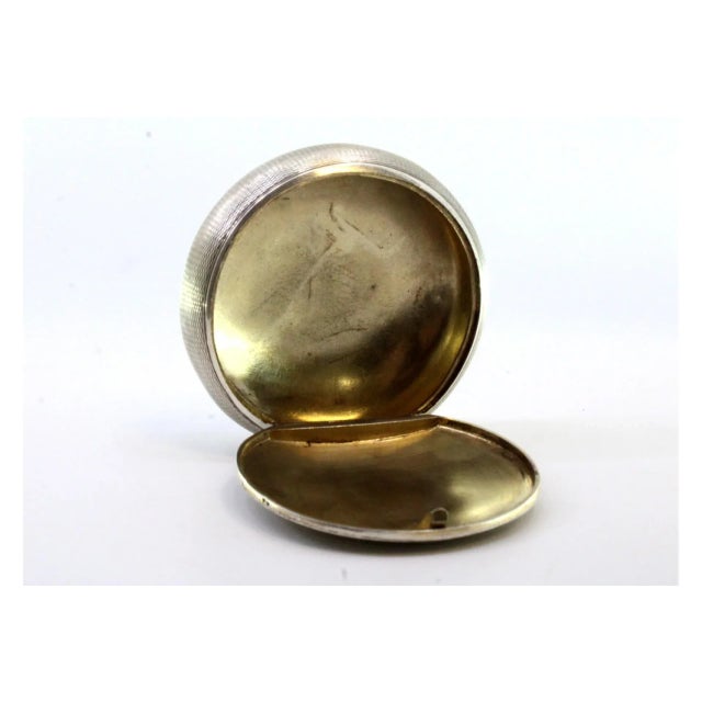 Snuff Box in Guilloche Silver with Monogram Plaque and Soap-Shaped Pressure Lid For Sale - Image 4 of 9