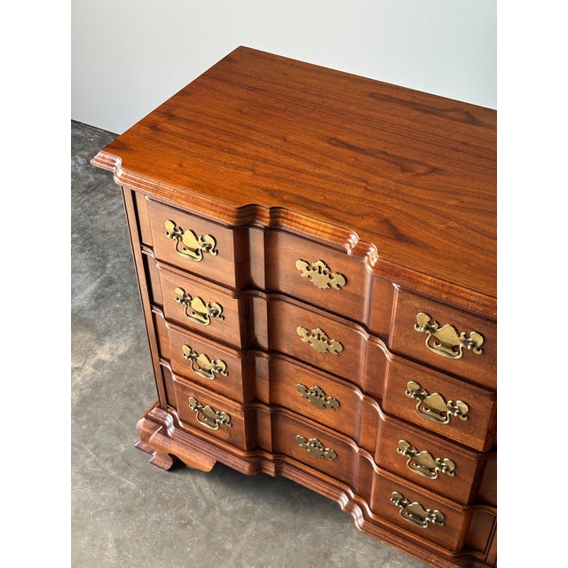 Vintage Georgian Serpentine Block-Front Mahogany 8-Drawer Dresser For Sale - Image 12 of 18