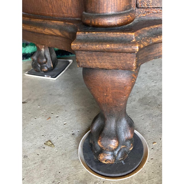 Late 18th Century Quartersawn Oak Curved Glass Curio Cabinet For Sale In Detroit - Image 6 of 18
