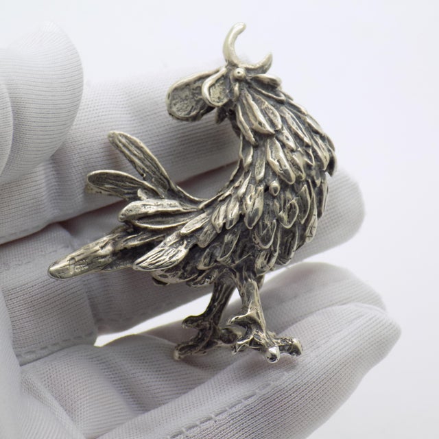 Refined vintage miniature depicting a rooster, handmade in Italy between the 1960s and 1970s in genuine silver. A well...