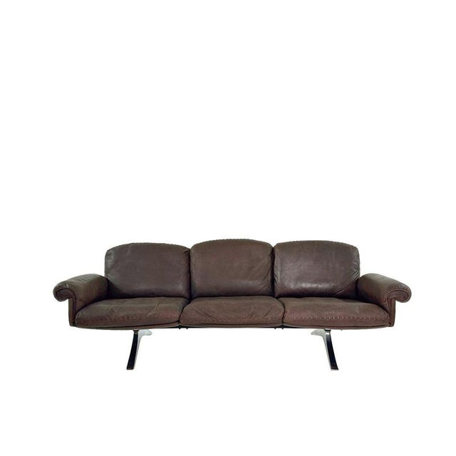 This vintage de sede ds-31 three-seater sofa envelops you in precisely that soft, lived-in luxury that only true...