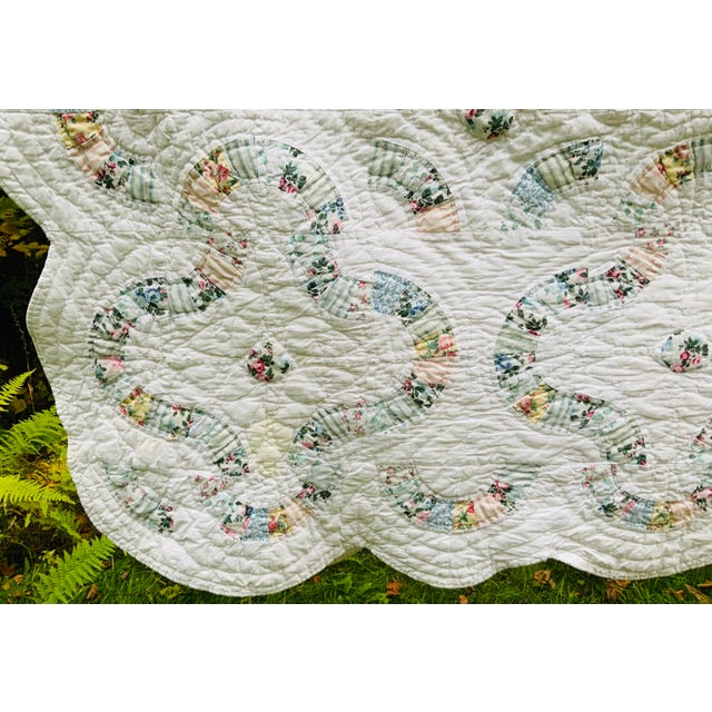 American 1940s Vintage All-Cotton Hand-Stitched Double Wedding Ring Scalloped Quilt For Sale - Image 3 of 18