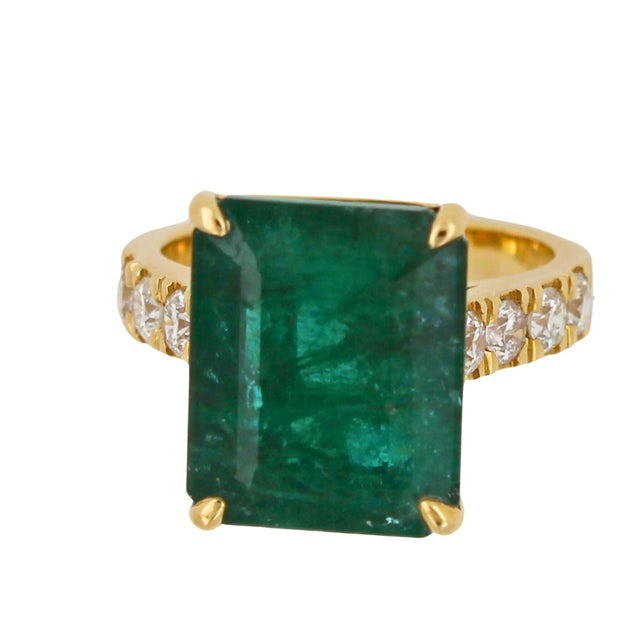 Modern Vivid Green Emerald Shape Step Cut Emerald Diamond Cocktail Ring, Size 6.5 For Sale - Image 3 of 10