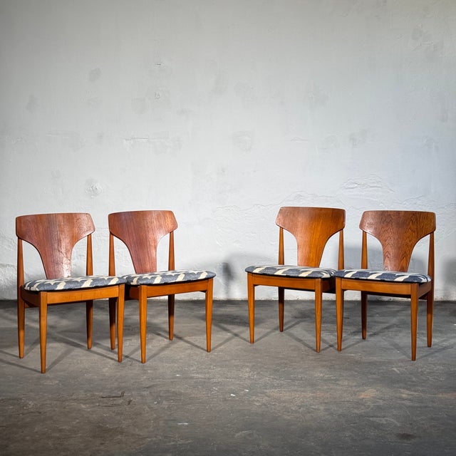 This set of four teak dining chairs is manufactured by elliotts of newbury (eon), one of the uk's most celebrated mid-...