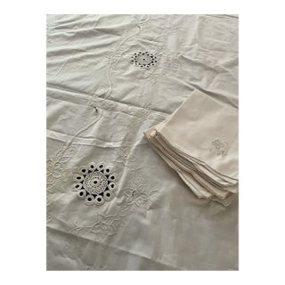 Vintage Embroidered Linen Tablecloth Set With 12 Napkins – Floral Beige For Sale