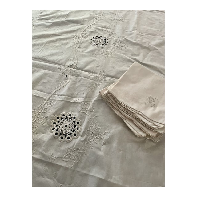 Vintage Embroidered Linen Tablecloth Set With 12 Napkins – Floral Beige For Sale