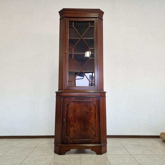 We present you an exquisite Chesterfield corner display case, made entirely by hand with attention to every detail. The...