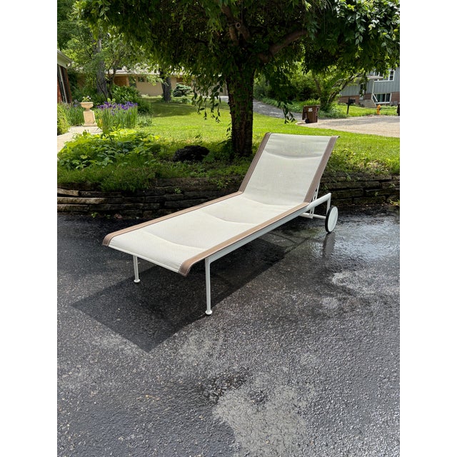 This authentic Richard Schultz chaise lounge chair was manufactured by Knoll in 2014 in classic combination of white...