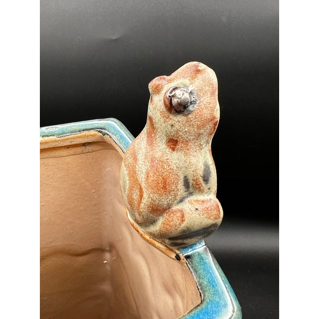 Cerulean Vintage Global Views “Frog & Lily Pad” Ikebana Vase - Sculptural Designer Ceramic For Sale - Image 8 of 12