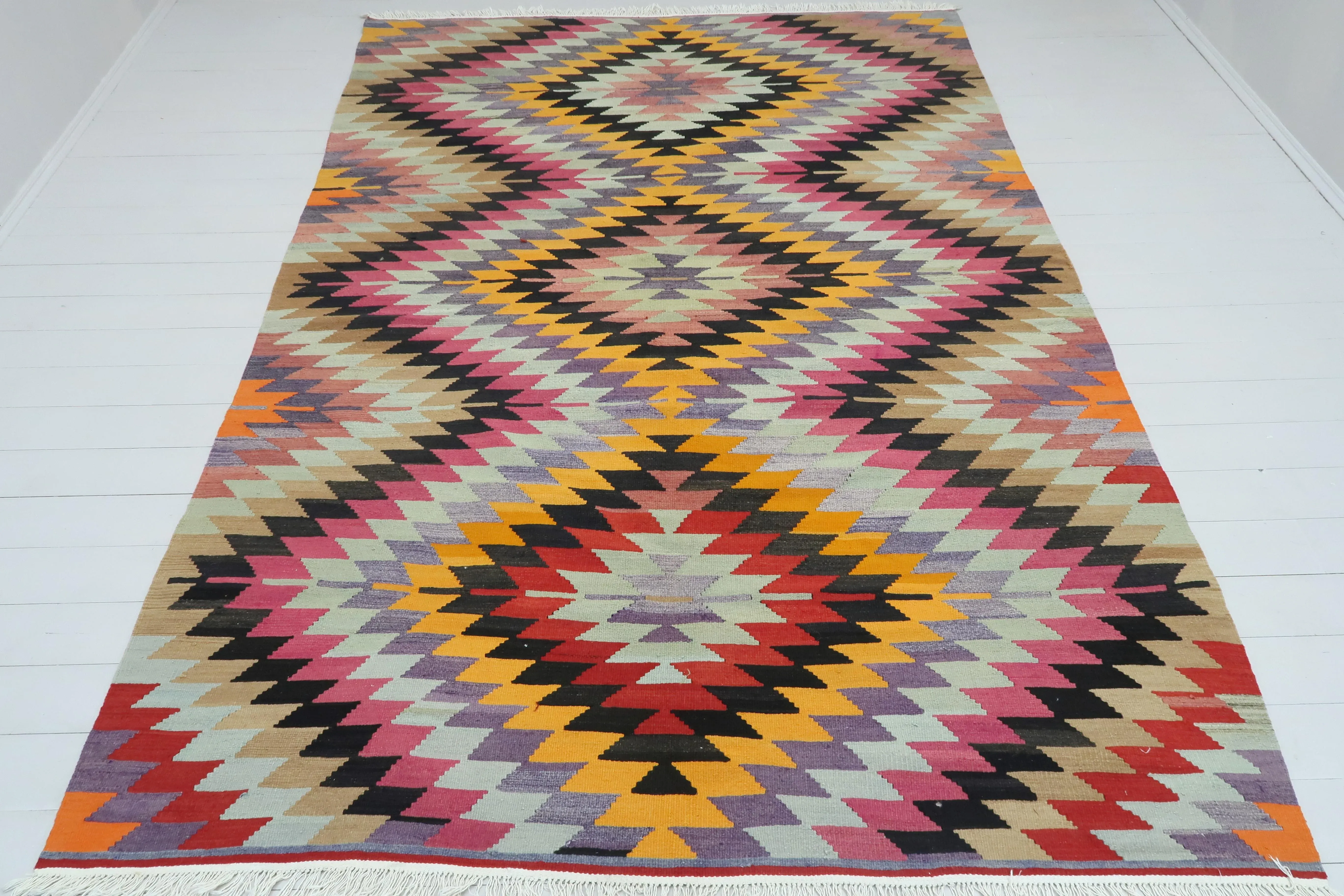 キリム rug Vintage Turkish Kilim Rug-5′7″ × 11′8″ | Chairish