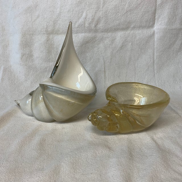 Hollywood Regency Vintage Murano Seguso Gold Fleck Aventurine Hand Blown Art Glass Conch Shells - Pair For Sale - Image 3 of 9