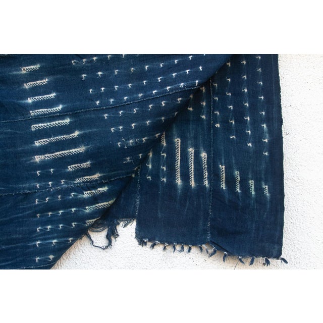 1980s Vintage African Moss "Arbinda Horizon" Indigo Throw For Sale - Image 5 of 6