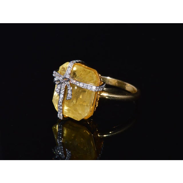 Contemporary GIA Certified Natural 17.57Cts VS F Diamond Yellow Ceylon Sapphire 18K Solid Gold Gift Box Ring, size 6.5 For Sale - Image 3 of 10