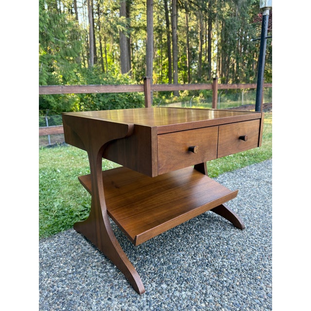 Mid-Century Modern Sculpted Kroehler Walnut 1960's Side Table For Sale - Image 10 of 11