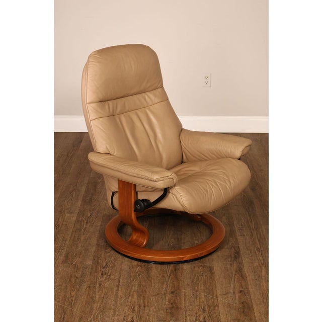Mid-Century Modern Ekornes Stressless Modern Leather Recliner And Ottoman For Sale - Image 3 of 18