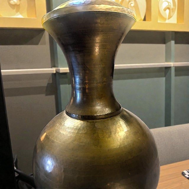 1940s Italian Monumental Hammered Brass Seamless Bulbous Table Lamp on Mahogany Plinth For Sale - Image 9 of 18