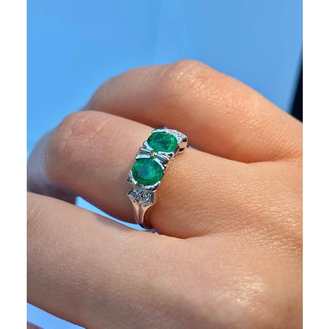 2010s 2-Stone 0.92CT TW Round Cut Natural Emerald Ring in 18k White Gold, Size 5 For Sale - Image 5 of 7