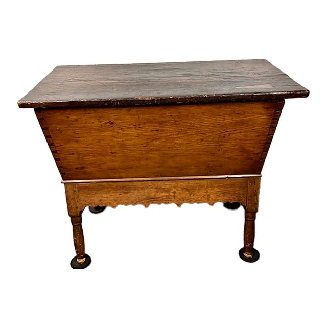 Nice 19th Century Dovetailed Pine Dough Box on Turned Legs With Cover For Sale