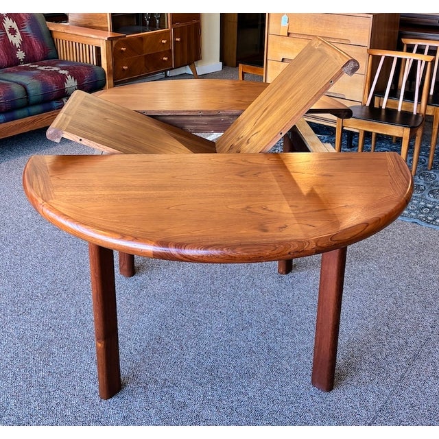 Danish Mid Century Modern Extending Teak Round Dining Table c.1960 For Sale In San Francisco - Image 6 of 11