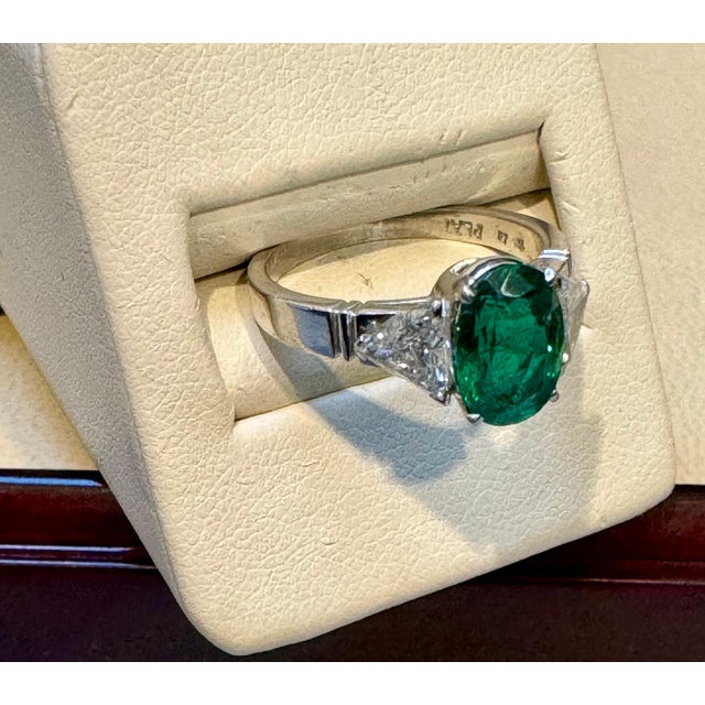 Modern Gia Certified 2Ct Fine Zambian Emerald & 1.5 Ct Total Trillion Diamond Ring Plat For Sale - Image 3 of 8