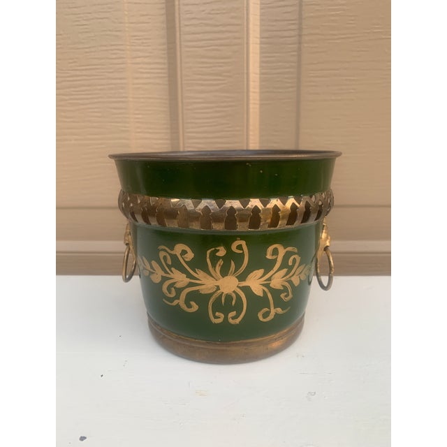 Early 20th Century Early 20th Century French Neoclassical Tole Green & Gold Cachepot Planter Vase With Lion Heads For Sale - Image 5 of 7