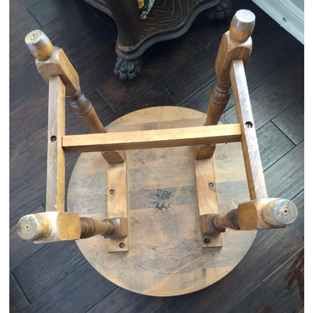 Wood 1950s Colonial Style Nutmeg Maple 2 Tier Round Side Table For Sale - Image 7 of 12
